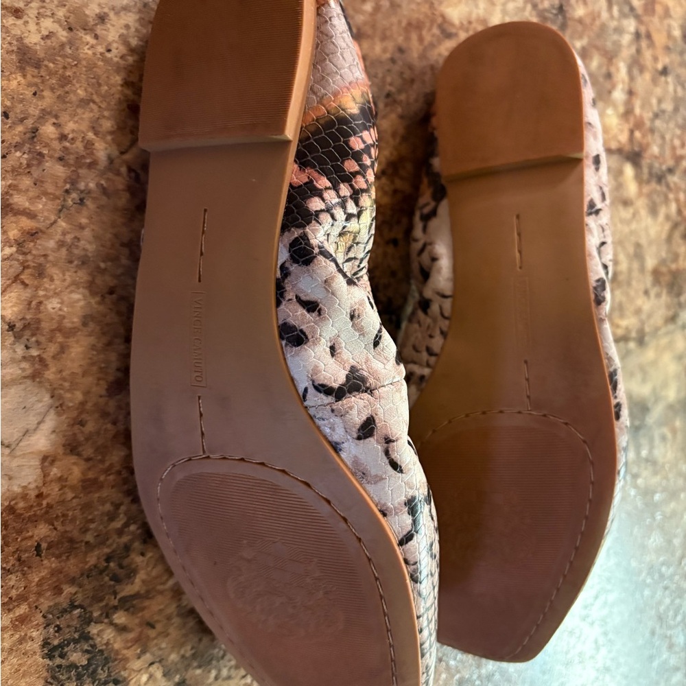Vince Camuto Black and Brown Flats - Picture 3 of 5